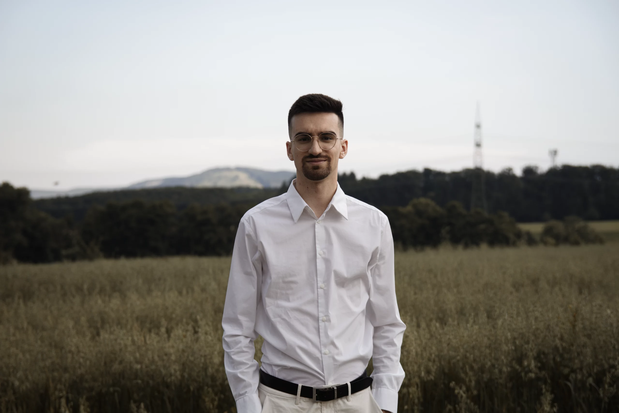 Portrait von Mike Herrmann, Gründer, CEO und Mediendesigner von MH-Studio – interdisziplinäre Kreativagentur für Design, Webdesign, Marketing, Branding und Fotografie.