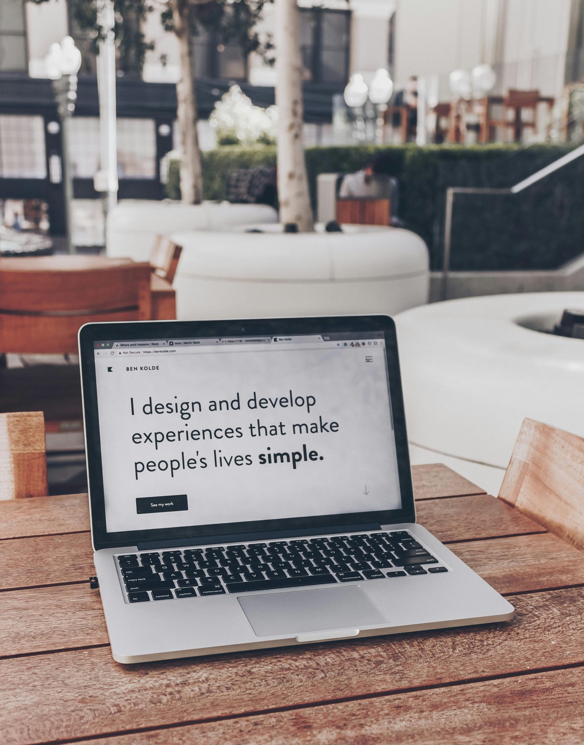 Laptop mit Design-Statement im Café – MH-Studio Marketing- & Designagentur für Branding, Webdesign, Corporate Design und UX in Reutlingen, Nürtingen, Esslingen, Metzingen, Tübingen und Stuttgart.